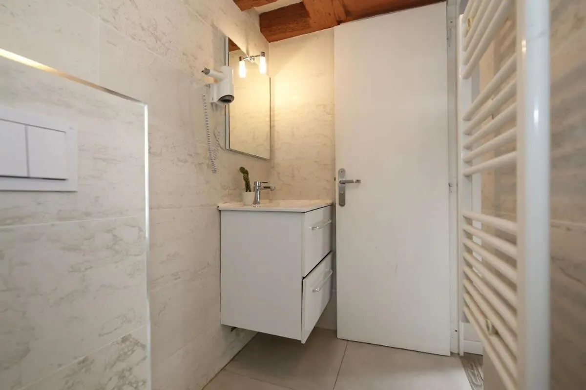 Studio Parisien 20m2 En Face Du Musee Grevin - 2p Paris