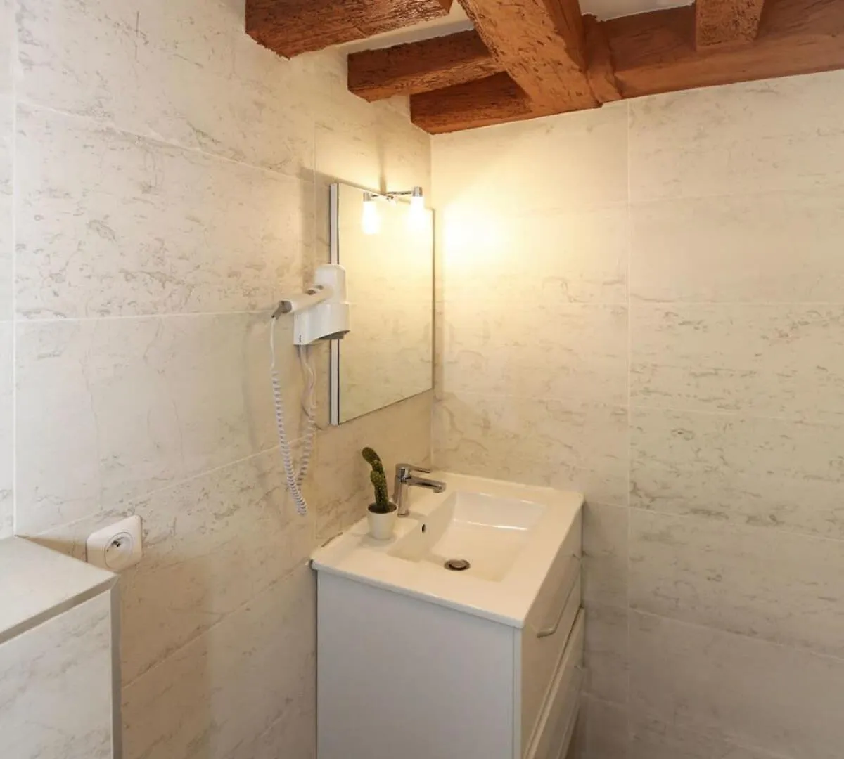 Studio Parisien 20m2 En Face Du Musee Grevin - 2p